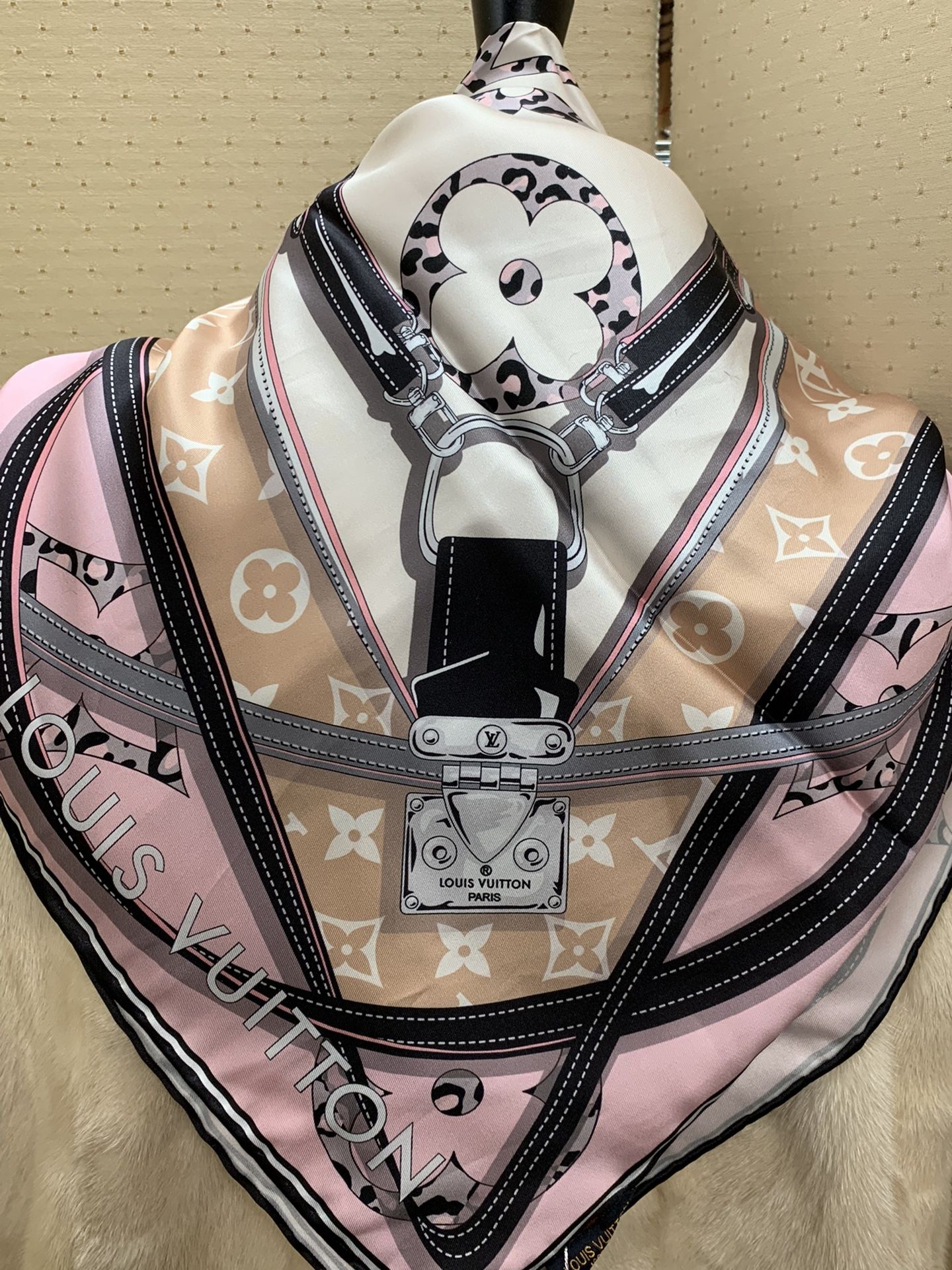 NWT Authentic Louis Vuitton pink Square silk Print scarf