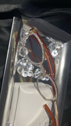 Millionaire Celebrity Glasses “Look Like Money” One (1) Unisex wooden frame with sparkling lab, diamond ice trim. Comes with a white protective case f