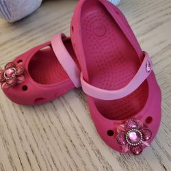 Baby Girl Crocs In Pink/ Size 5