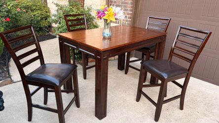 ( REDUCED PRICE ) Gorgeous Counter Height Dining Set. Table + 4 matching chairs. Great condition!!!
