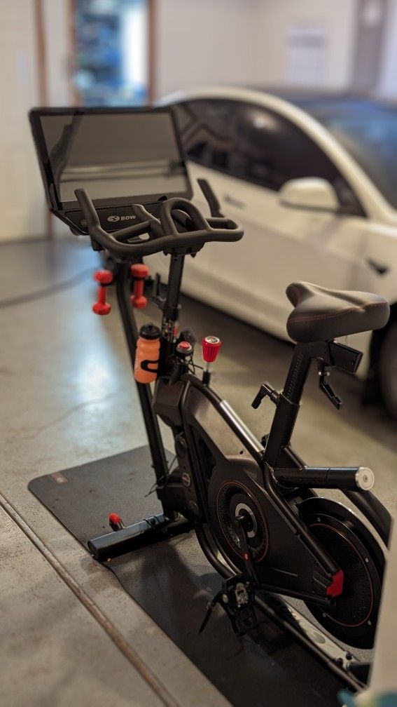 Exercise bike, 22-in screen