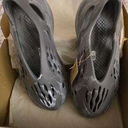 YZY FOAM RNR Size 11