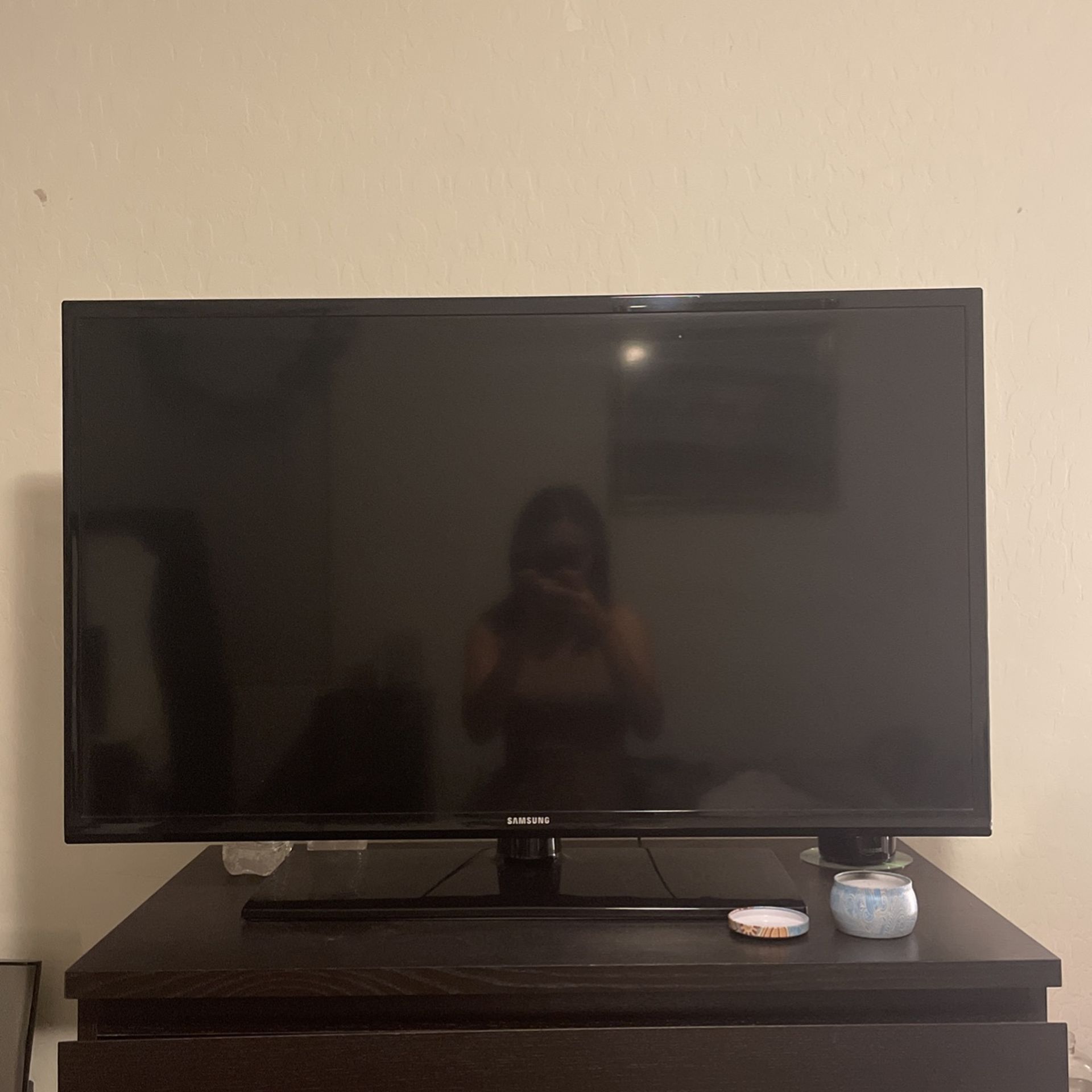 SAMSUNG 43 inch TV w/ fire tv stick