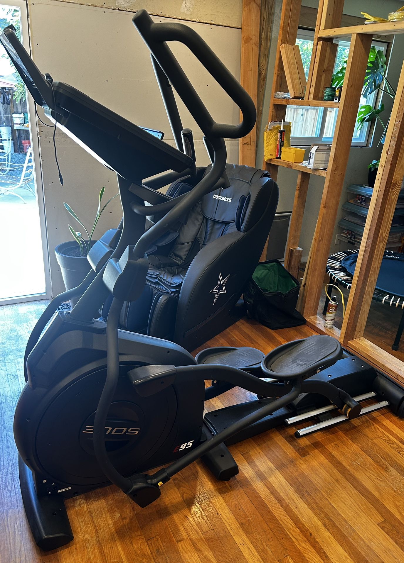 E95 ELLIPTICAL TRAINER- Excellent Condition