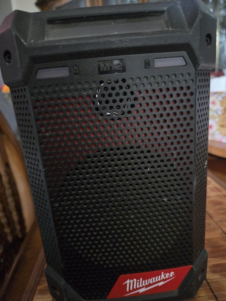 Milwaukee  Radio  Bluetooth https://offerup.com/redirect/?o=Rk0uQU0=