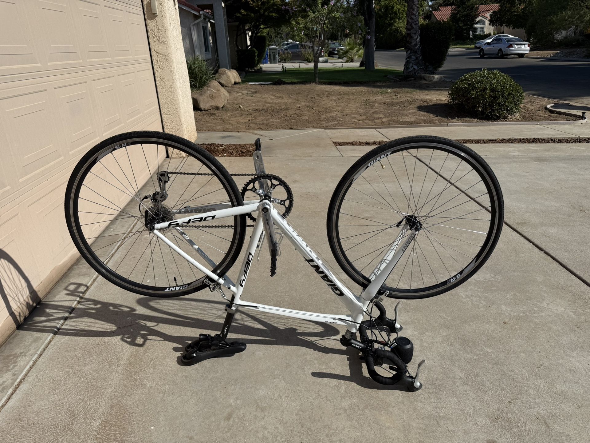 Giant DEFY Size Medium Frame 700C Road Bike