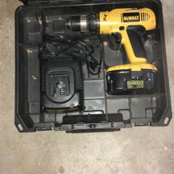 DeWalt Cordless Drill DW995 With Case, Battery, And Charger.  Works.