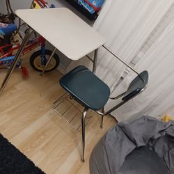 NEED GONE TODAY BEAUTIFUL 1PC OLD SCHOOL LOOK DESK HEFTY DUTY STRONG MADE DESK GREAT CONDITION PAID 129 SELL 25$ TODAY FINAL PRICE...