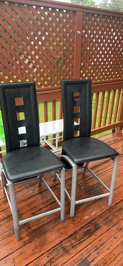 2 matching chairs