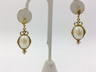 Vintage Gold toned oval pearl earrings with pearl accents