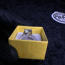 💎 Luxury Moissanite Engagement Ring – Two-Tone Setting 💎