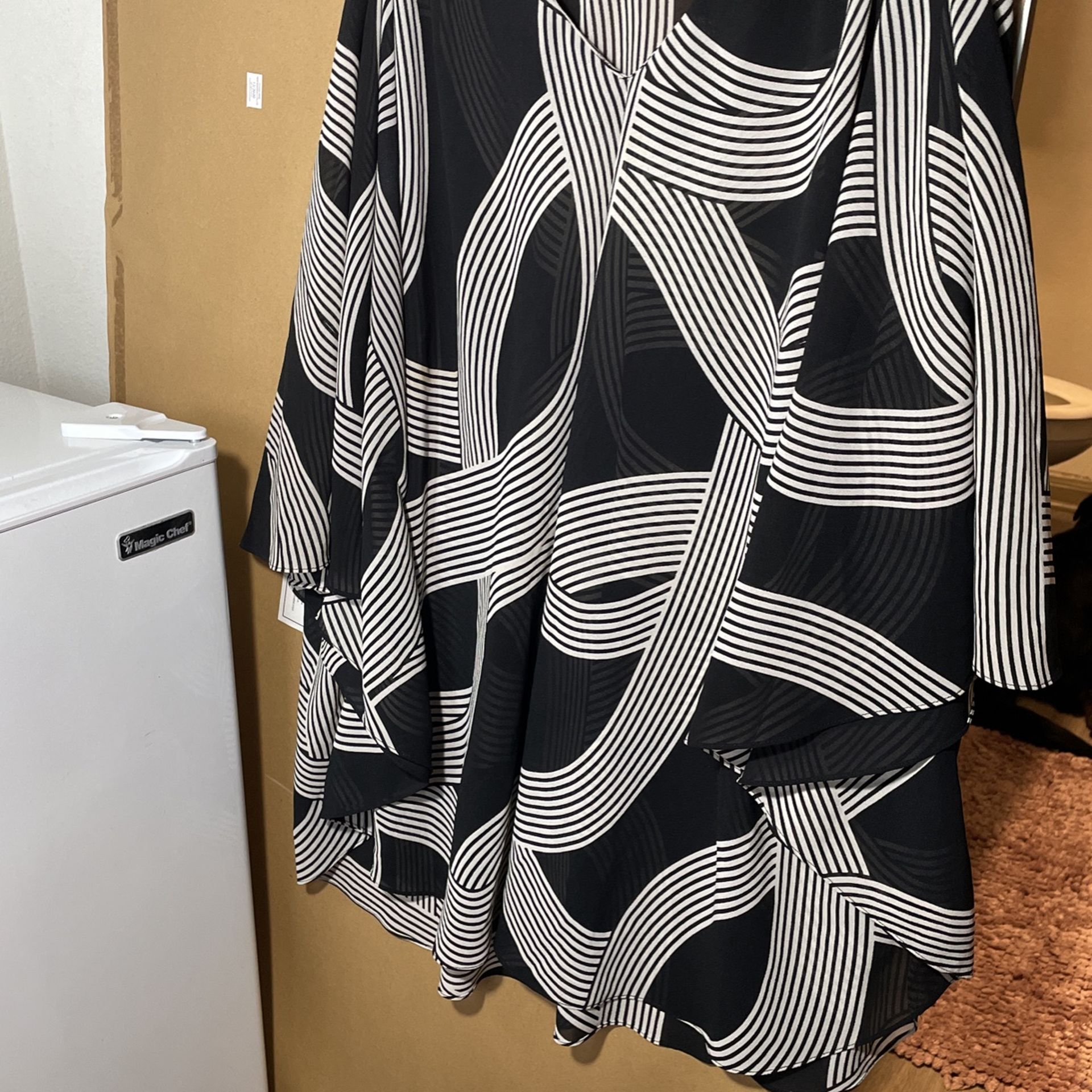 4X- Black & White Sheer Tunic