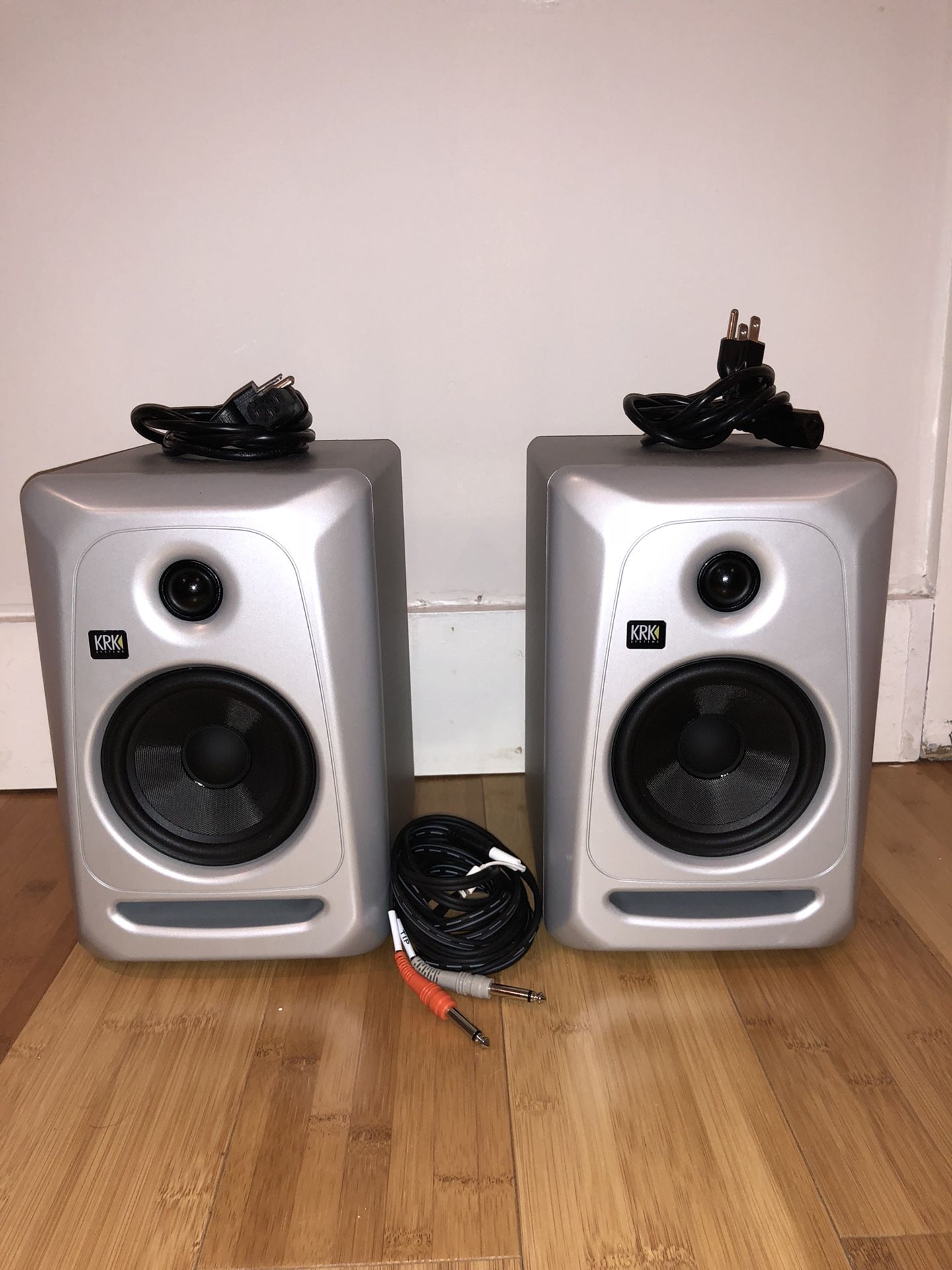 ROKIT 5 STUDIO MONITORS. LIKE NEW. LIMITED EDITION SILVER.