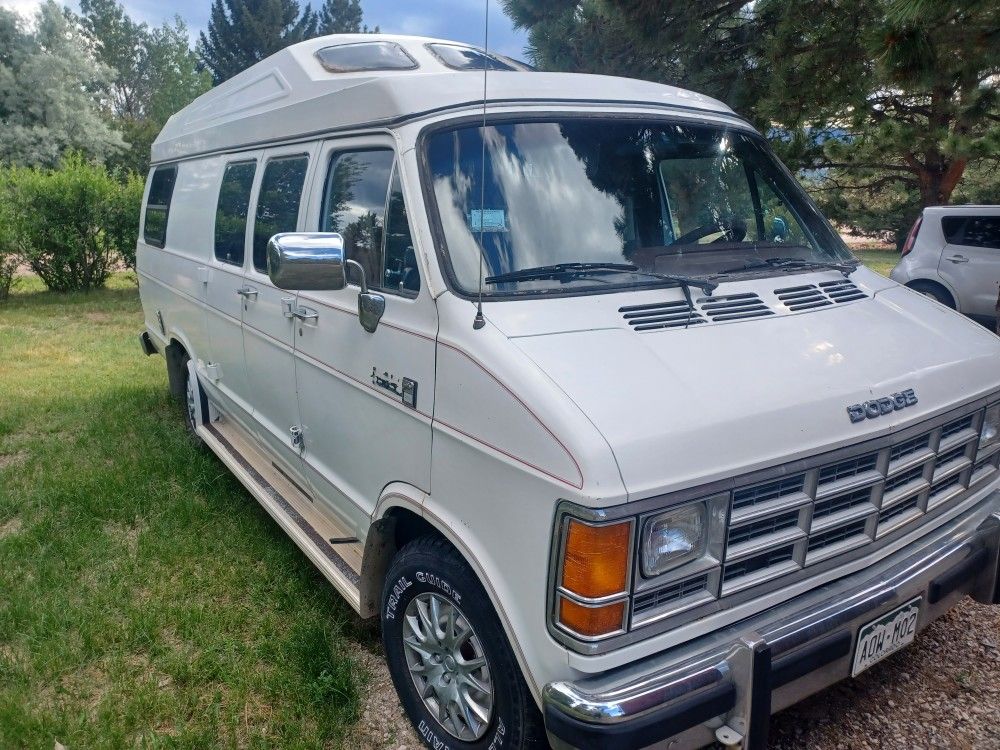 1989 D0dge 2500 Roadtract Class B RV