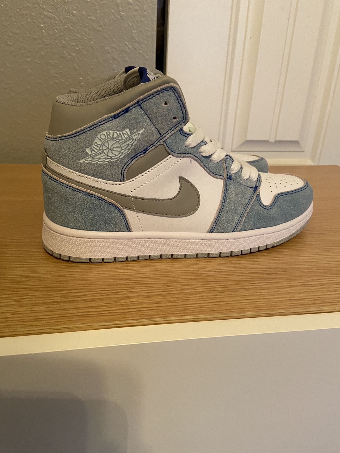 Nike Air Men’s Size 8 (New)
