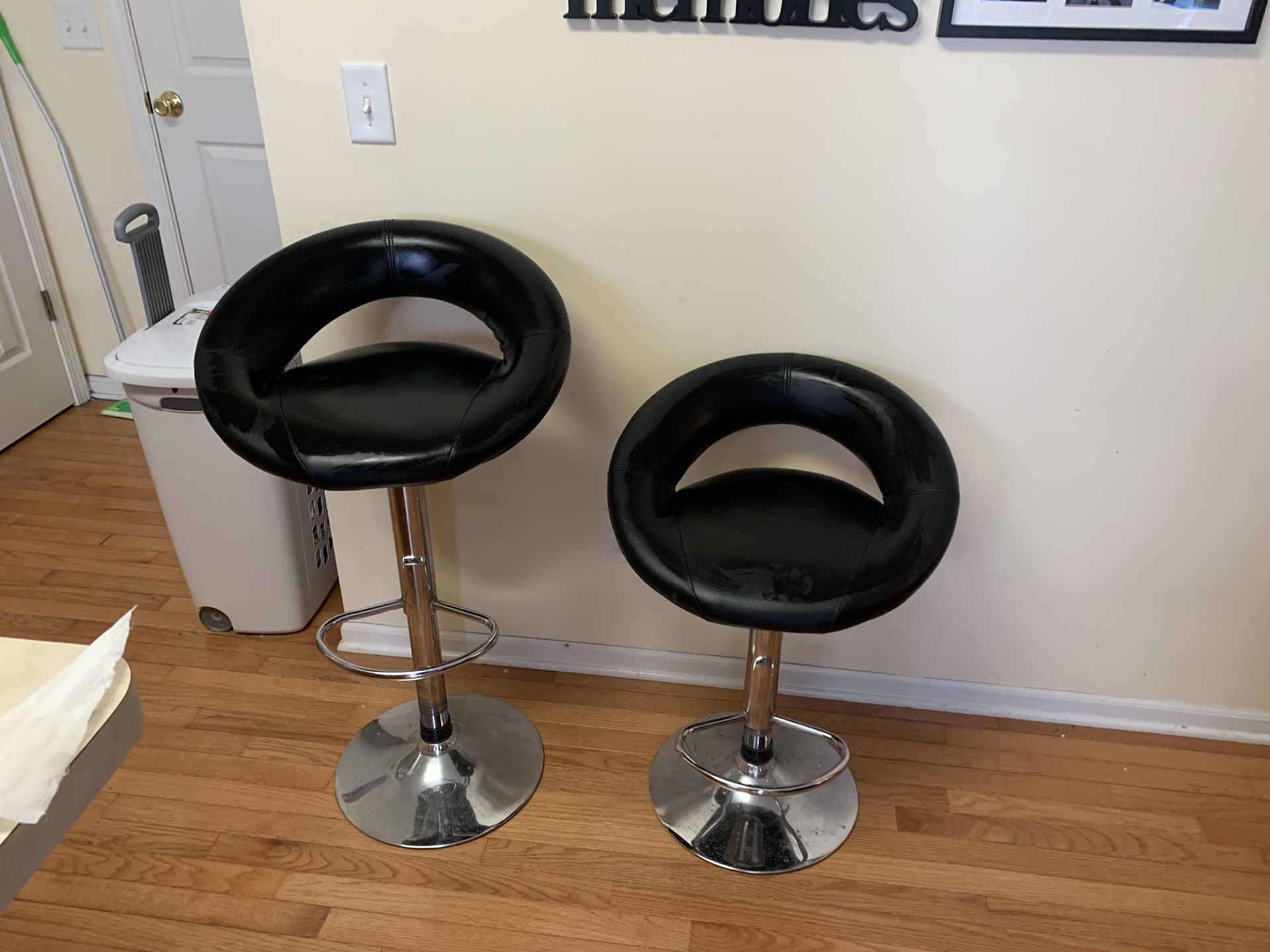 2 bar stools