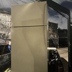 Se Vende Refrigerador $130  Trabaja Muy bien y Tiene Mucho espacio 