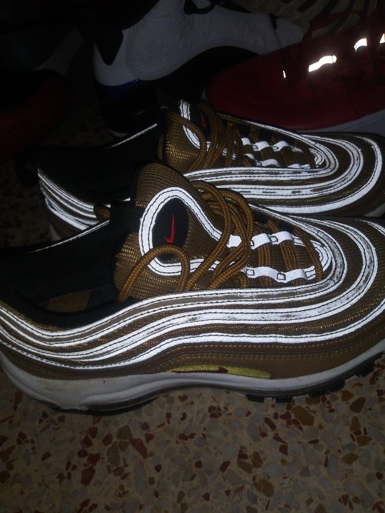 Reflector air maxes