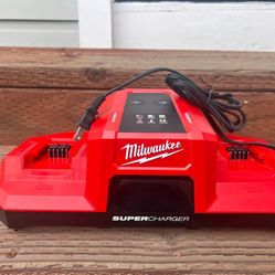 Milwaukee M18 Lithium-Ion Dual Bay Simultaneous Super Battery Charger 1 pc