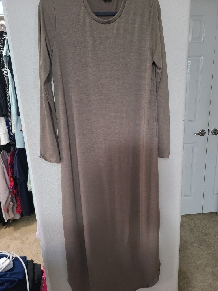 NWOT Acting Pro Maxi Dress