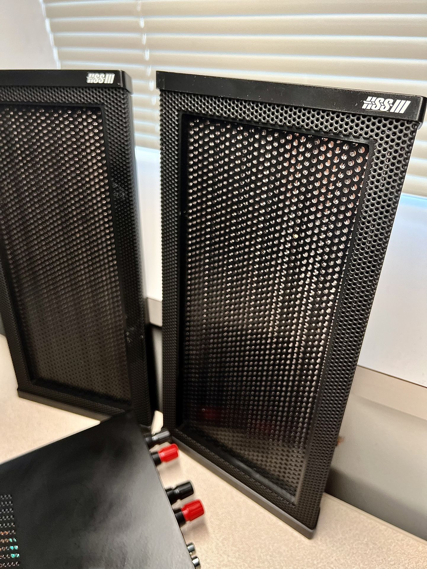 HyperSound HSS-3000 Directional Sound Speakers & Amp For Virtual Reality, Focused Advertising, Etc