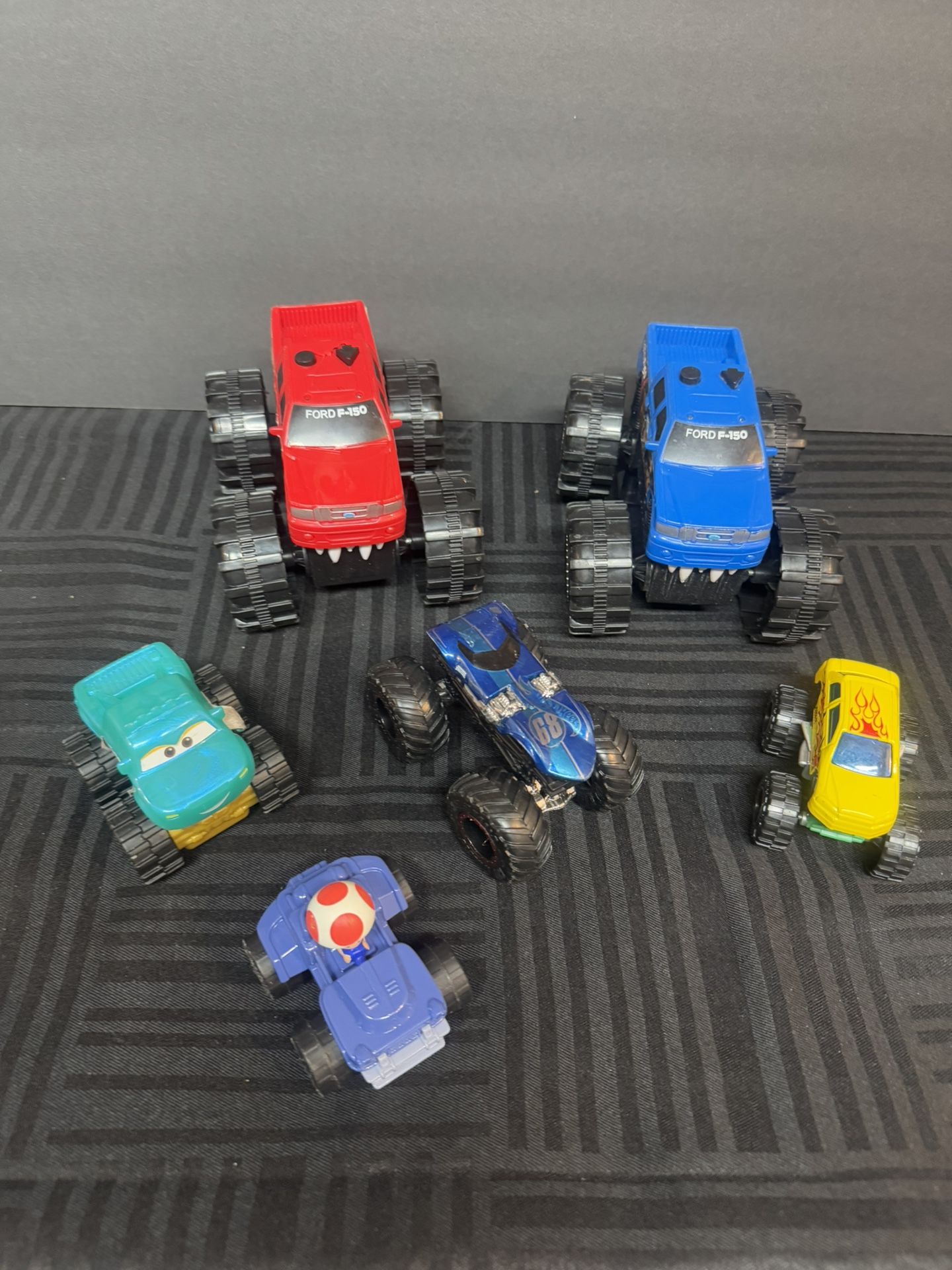 KIDS PLASTIC PLAY CARS & TRUCKS