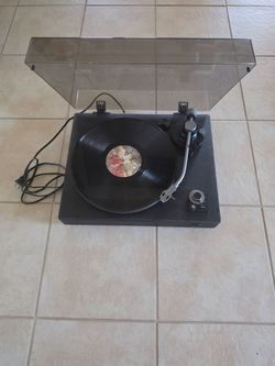 INSIGNIA RECORD PLAYER