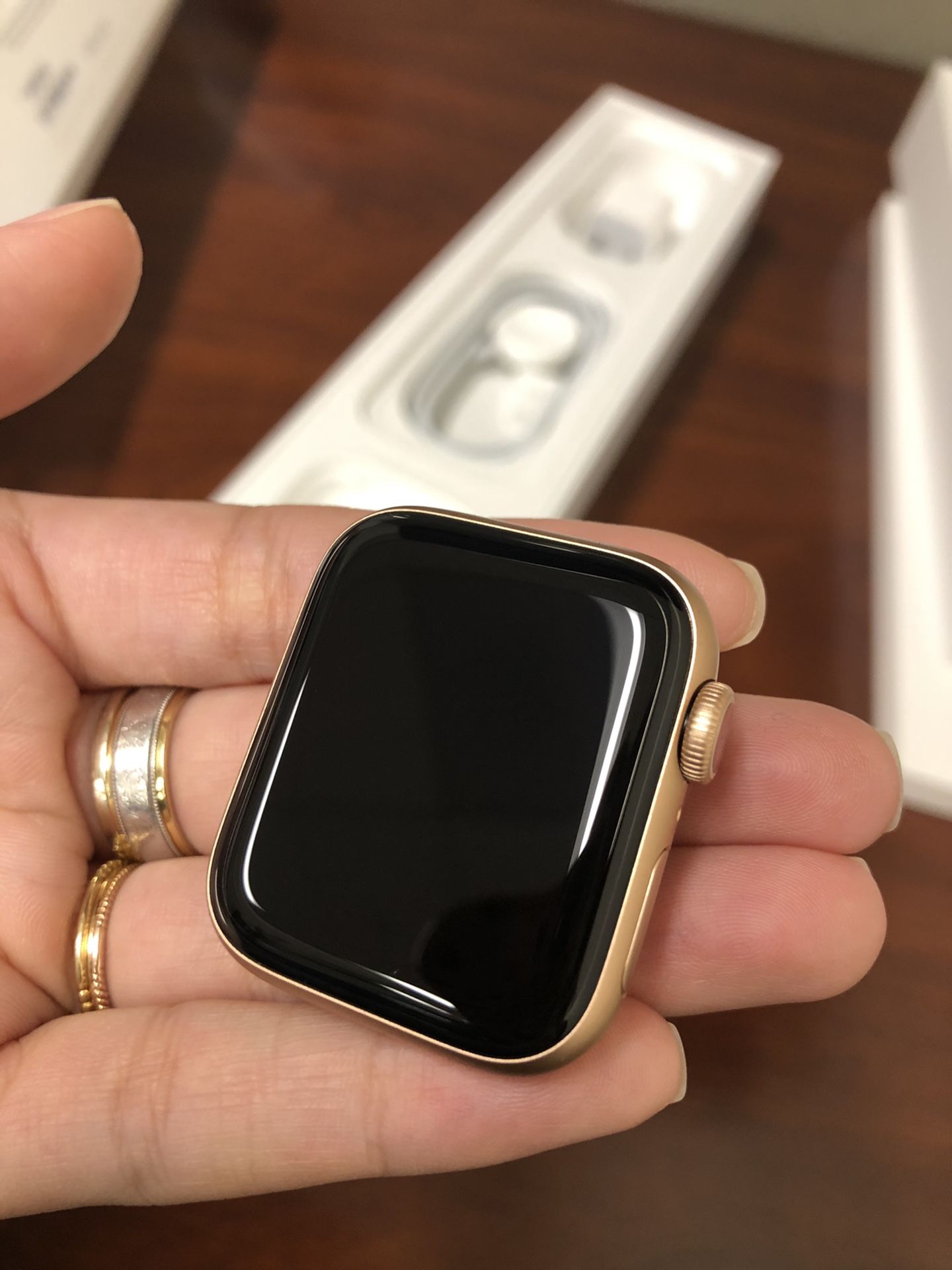 Apple Watch Series 5 (GPS, 40mm, Gold)