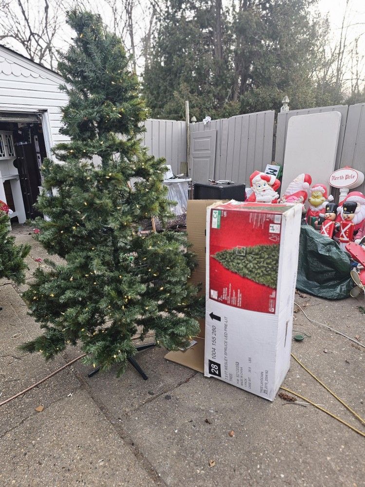 Price Is Firm.. Beautiful Seven And A Half Foot Pre-lit Christmas Tree