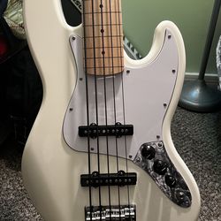 Squire Jazz Bass Fretless 5 String