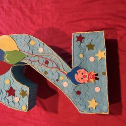 Piñata payasito de Plim Plim Plim mide 30 pulgadas de alto