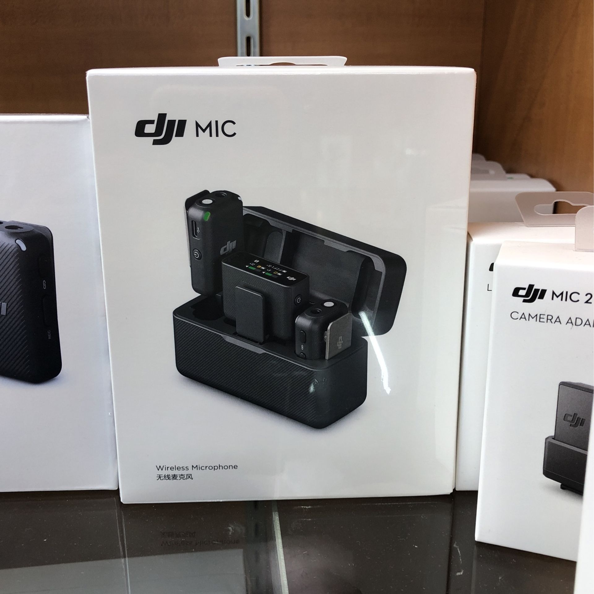 DJI Mic Dual-Transmitter Compact Digital Wireless Microphone System/Recorder for Camera & Smartphone (2.4 GHz)