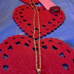 $375.  14 Kilates. Cadenita Delgada Con Dije. Oro Amarillo . 18 Pulgadas