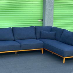 Sectional Couch / Macys / Blue / Great Condition / Delivery Negotiable 