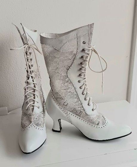 Cottage Core Vintage Ivory and Leather Ankle Lace Up Boots Size 9.5