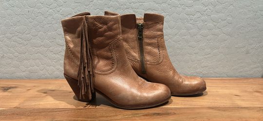 Boots size 8