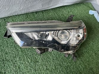 2017 2023 Toyota 4 runner left side headlight halogen.