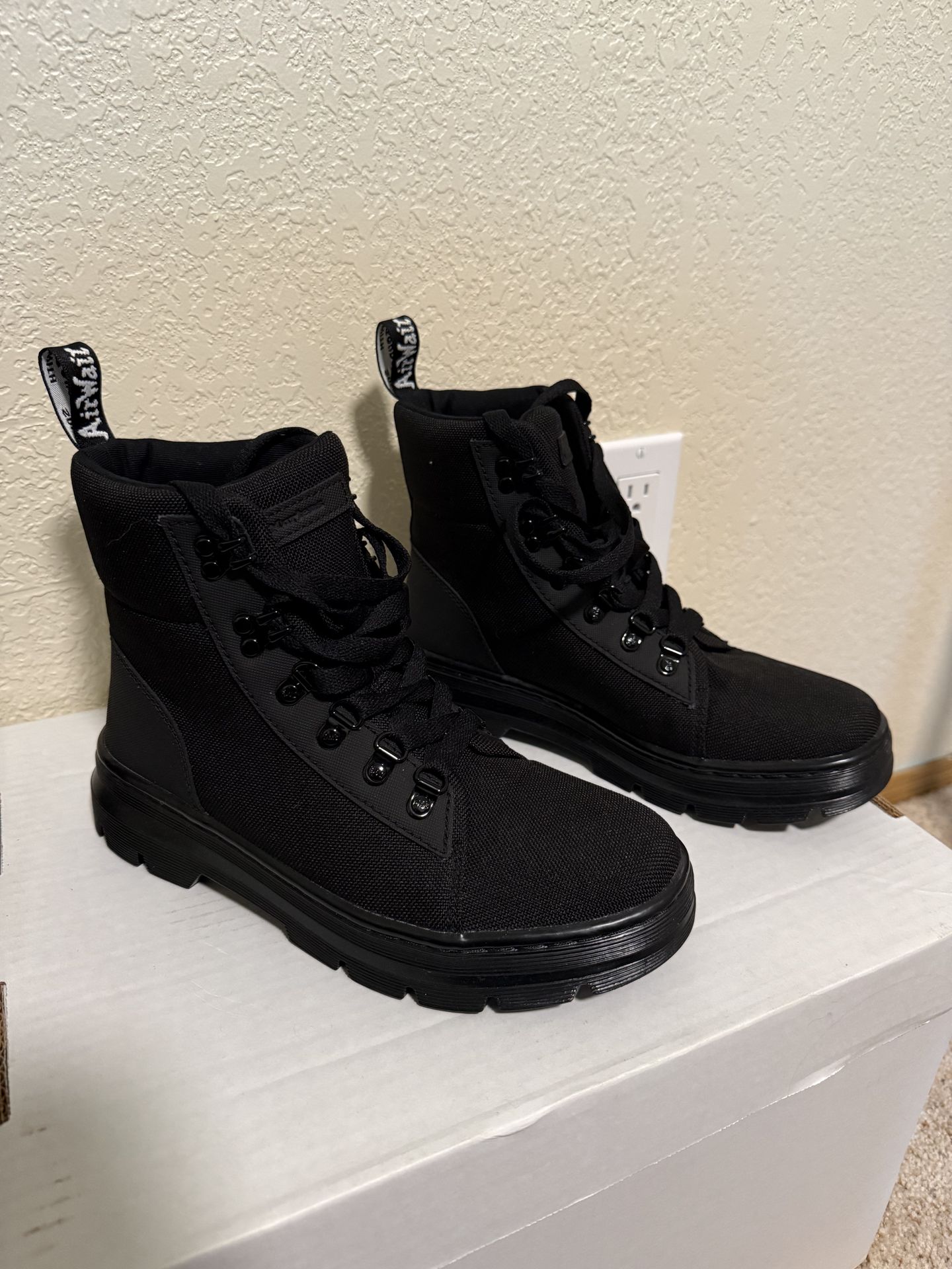 Dr. Martens Combs Women’s Boot Size 8