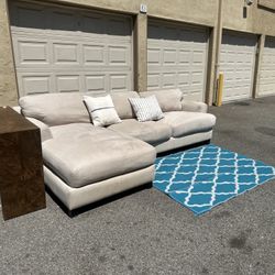 BEIGE SECTIONAL COUCH W/ FREE DELIVERY 