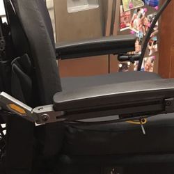 Quantum Edge Wheelchair Must Sell Used only a few times. Battery included