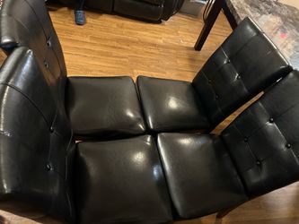Table with 4 chairs R two barstools
