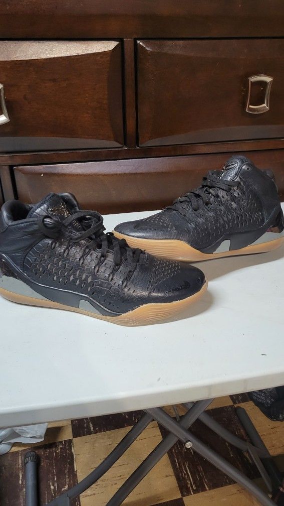 Nike Kobe 9 Low Black Snakeskin Gum Bottoms Size 10
