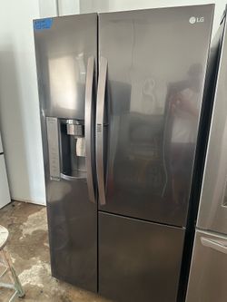 LG Black Stainless Refrigerator W Ice & Water