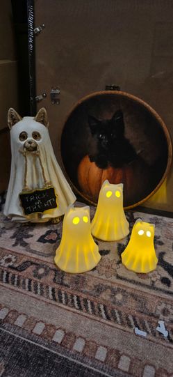 Halloween cat decor