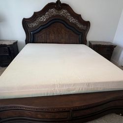 King/Queen Bedroom Set – Bed Frame + 2 Nightstands – Matress-Excellent Condition