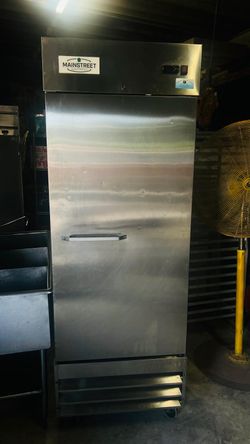 Reach in refrigerator