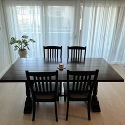 Dining Table Set (+4 Chairs)