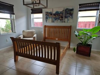SLEIGH BED QUEEN SIZE