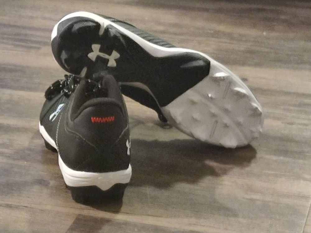 Size 6 Youth Black And White Leadoff Under armor Cleats