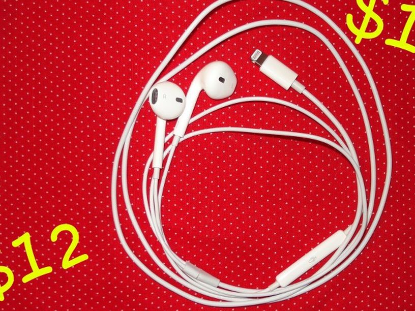 Apple Earbuds w/ Lightning Connecter